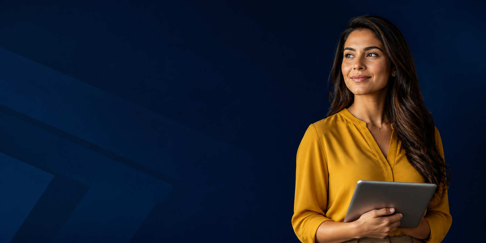 Estudante analisando modelos editáveis para organizar um trabalho acadêmico